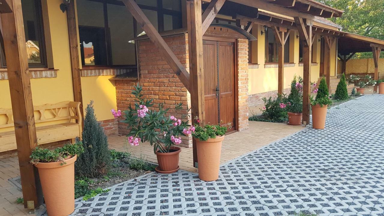 Toscana Apartman Gyula Exterior foto