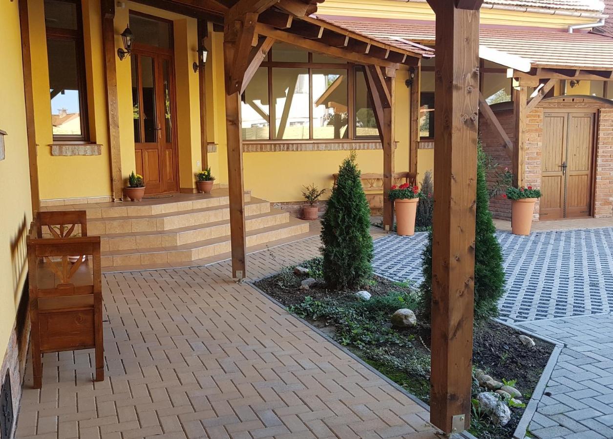 Toscana Apartman Gyula Exterior foto